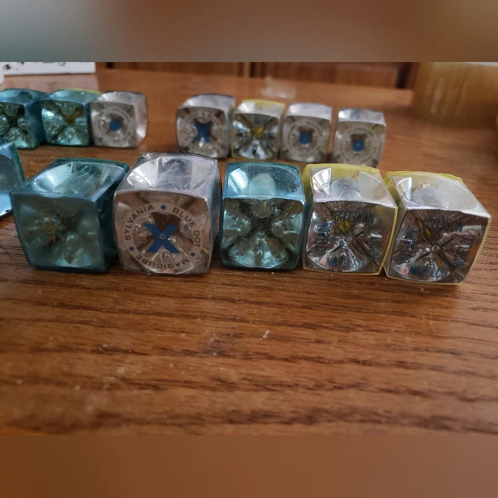 Set Of 18 Vintage Flash Cubes Bulbs - PRESUMED NOT WORKING - Various Brands